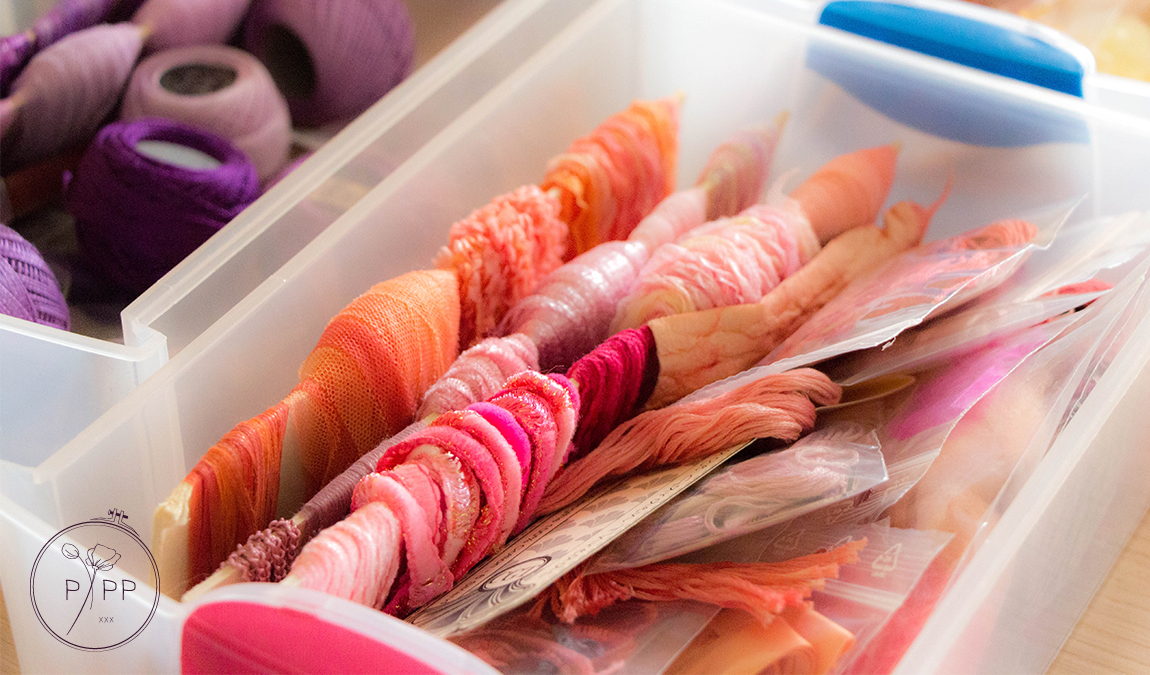 fils de couleur rose rangés dans un tiroir