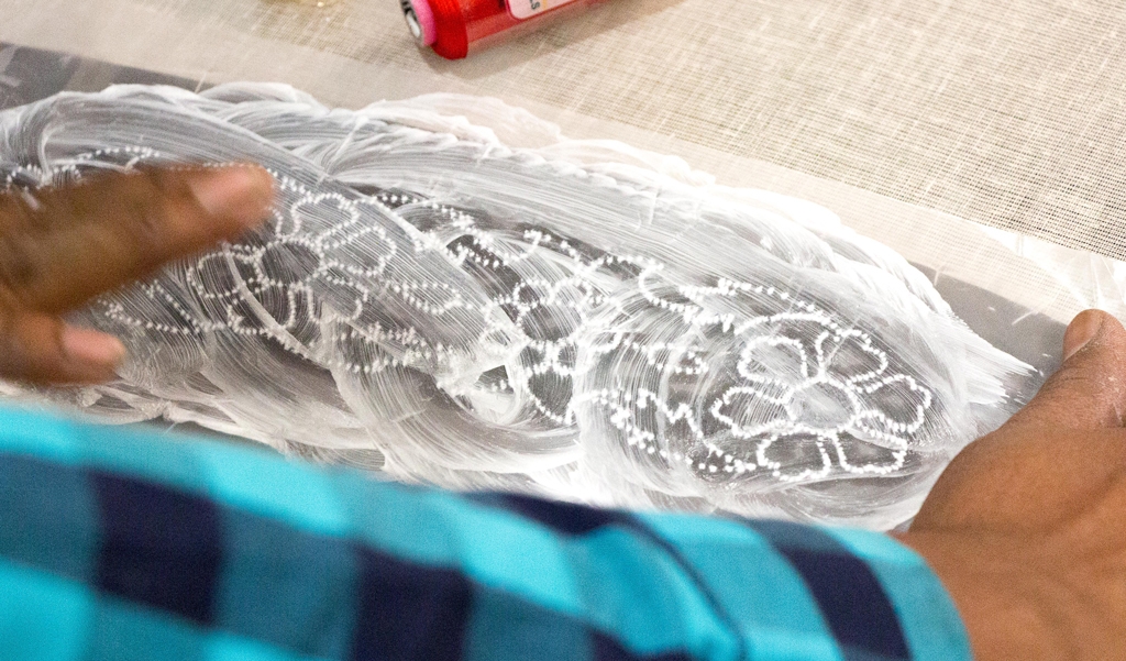 Transfert du motif à l'aide de la poudre de craie - Atelier broderie indienne avec les brodeurs shams au salon pour l'amour du fil 2017
