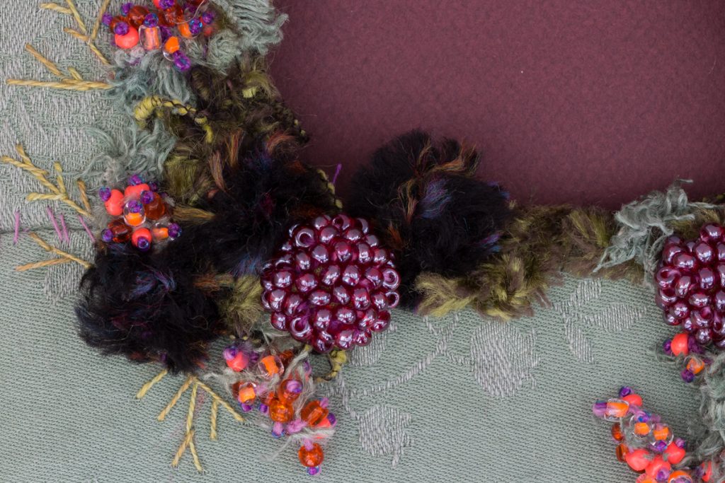 détail de la broderie : cadre baies de la forêt - kit de Léa Stansal - réalisation Patience et Petits Points