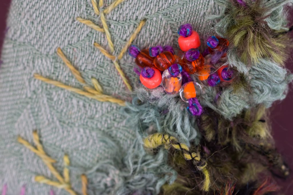 détail broderie : cadre baies de la forêt - kit de Léa Stansal - réalisation Patience et Petits Points
