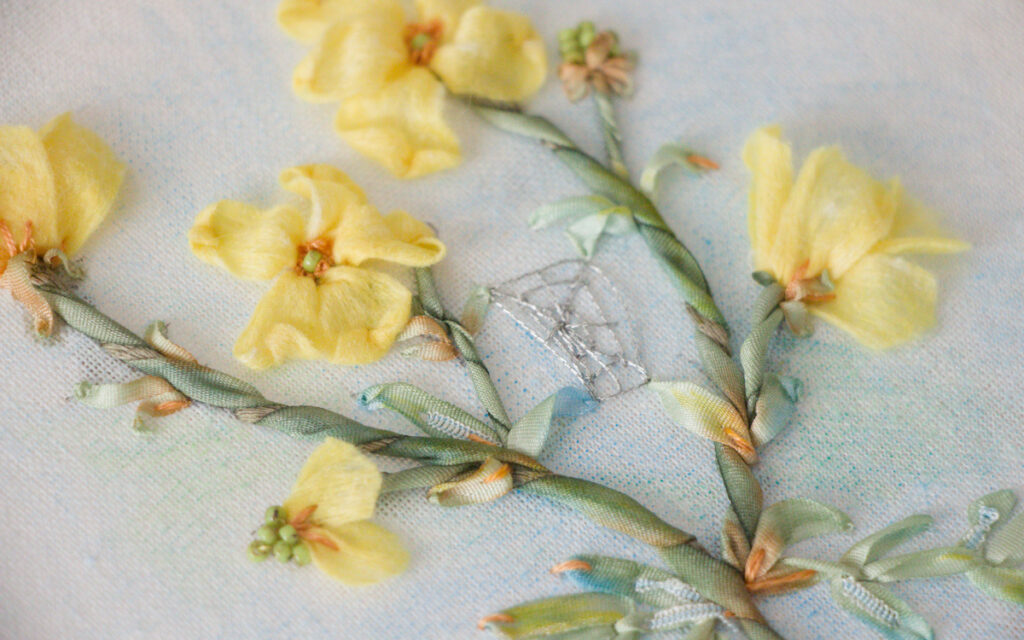 broderie au ruban - bouton d'or