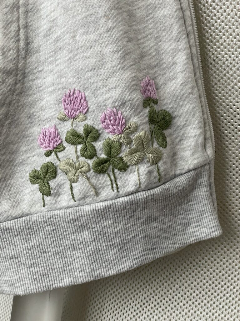 trèfles brodés sur un gilet